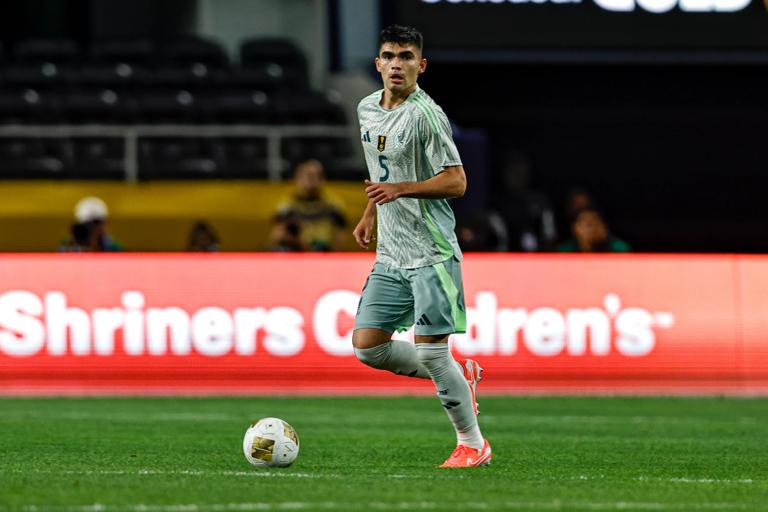 ARLINGTON, TX - JUNE 18: Mexico defender Johan V&Atilde;&iexcl;squez (5) looks to pass the ball during the Concacaf Gold Cup Group stage match between Suriname and Mexico on June 18, 2025, at AT&T Stadium in Arlington, TX. (Photo by Matthew Pearce/Icon Sportswire via Getty Images)
