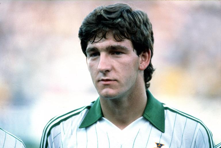  FIFA World Cup, WM, Weltmeisterschaft, Fussball 17 June 1982 Zaragoza: FIFA World Cup - Northern Ireland v Yugoslavia - Norman Whiteside of Northern Ireland before the match in which he became the youngest ever player to play in a World Cup tournament photo by Mark Leech. Zaragoza Spain *** FIFA-Weltpokal 17. Juni 1982 Saragossa FIFA-Weltpokal Nordirland gegen Jugoslawien Norman Whiteside aus Nordirland vor dem Spiel, in dem er zum j&uuml;ngsten Spieler wurde, der jemals bei einer Weltmeisterschaft gespielt hat Foto von Mark Leech Saragossa Spanien PUBLICATIONxINxGERxSUIxAUTxONLY Copyright: xMarkxLeechxOffside